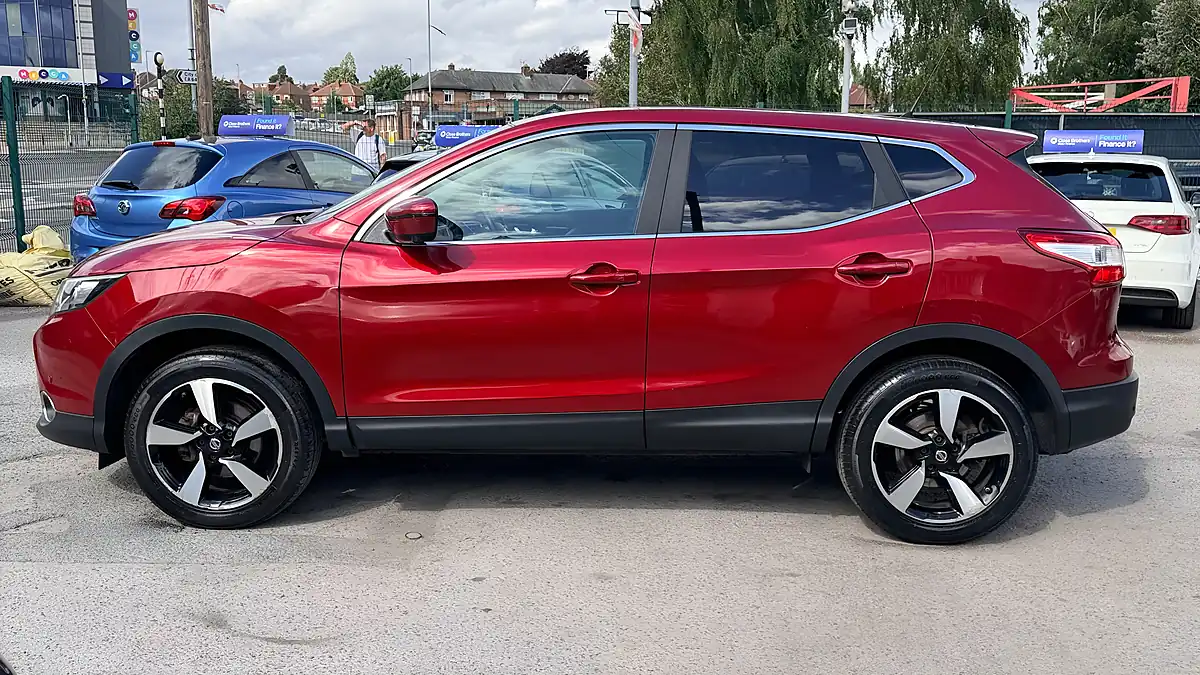 Used 2016 Nissan Qashqai N-Tec Red - Interior and Exterior details 6
