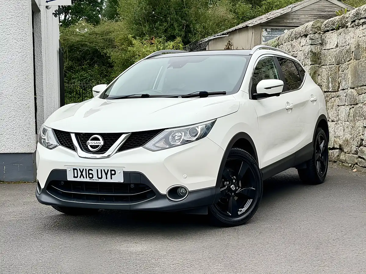 Used 2016 Nissan Qashqai N-Tec+ White - Interior and Exterior details 4