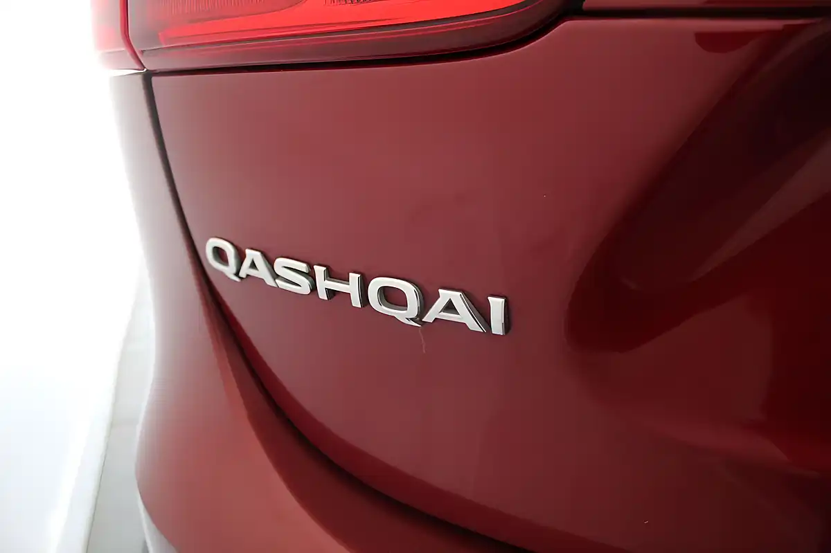 Used 2016 Nissan Qashqai N-Vision Red - Interior and Exterior details 10