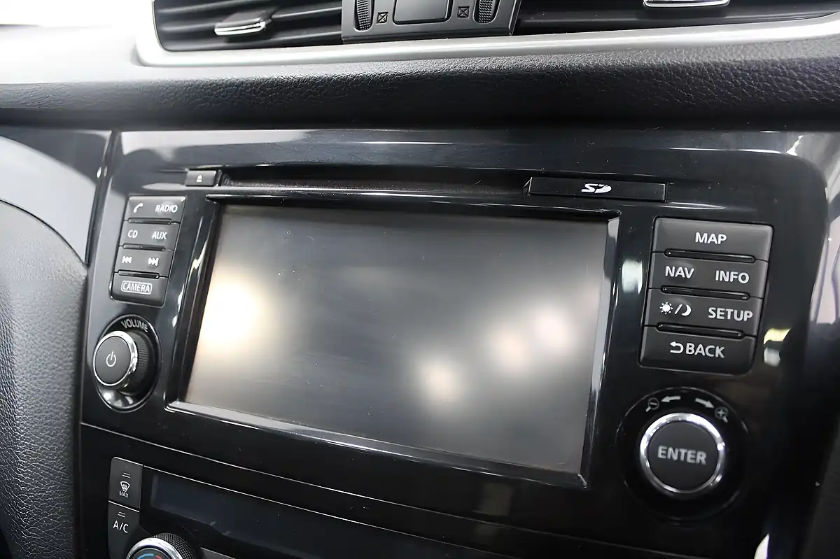 Used 2016 Nissan Qashqai N-Vision Red - Interior and Exterior details 15