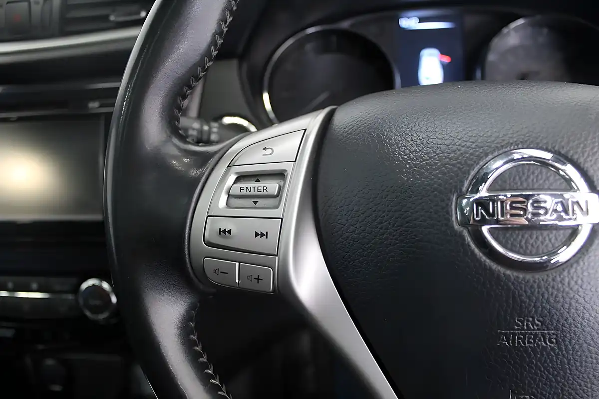 Used 2016 Nissan Qashqai N-Vision Red - Interior and Exterior details 17