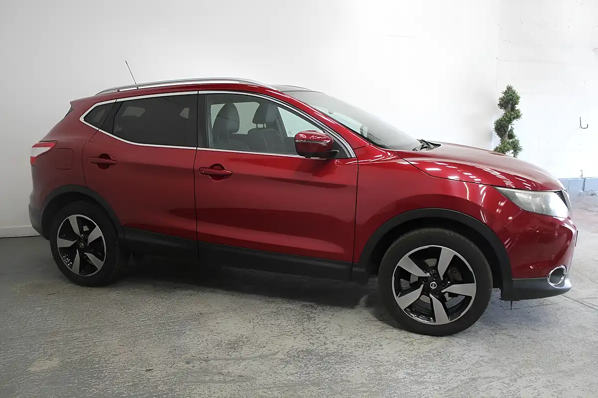 Used 2016 Nissan Qashqai N-Vision Red - Interior and Exterior details 3