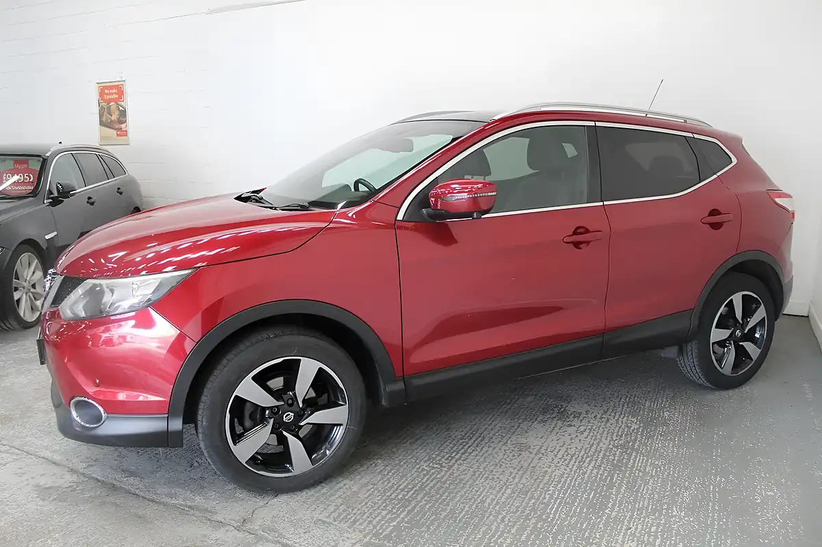 Used 2016 Nissan Qashqai N-Vision Red - Interior and Exterior details 4
