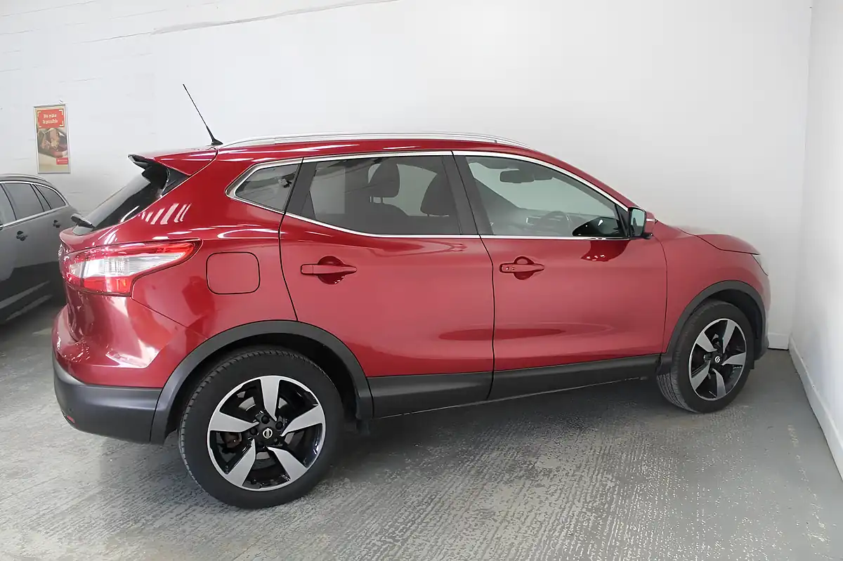 Used 2016 Nissan Qashqai N-Vision Red - Interior and Exterior details 8