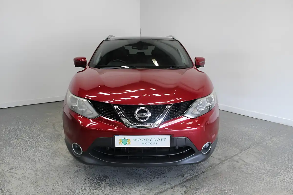 Used 2016 Nissan Qashqai N-Vision Red - Interior and Exterior details 9