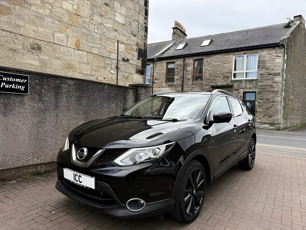 Used 2016 Nissan Qashqai Tekna Black - Front View