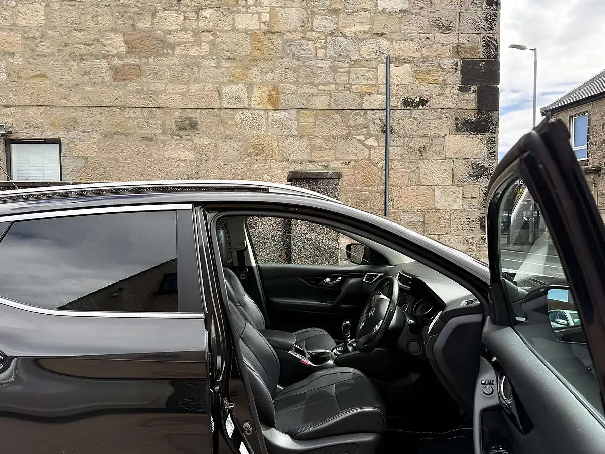 Used 2016 Nissan Qashqai Tekna Black - Interior and Exterior details 15