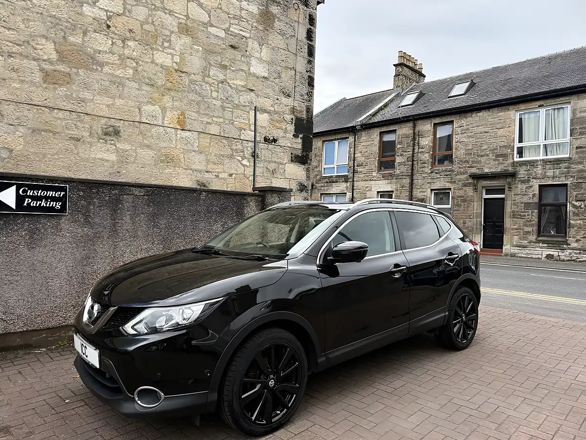Used 2016 Nissan Qashqai Tekna Black - Interior and Exterior details 16