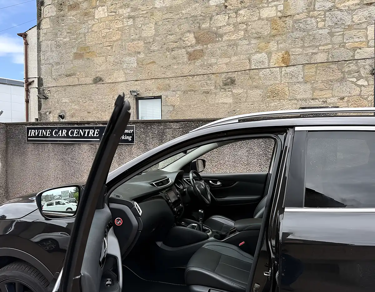 Used 2016 Nissan Qashqai Tekna Black - Interior and Exterior details 6