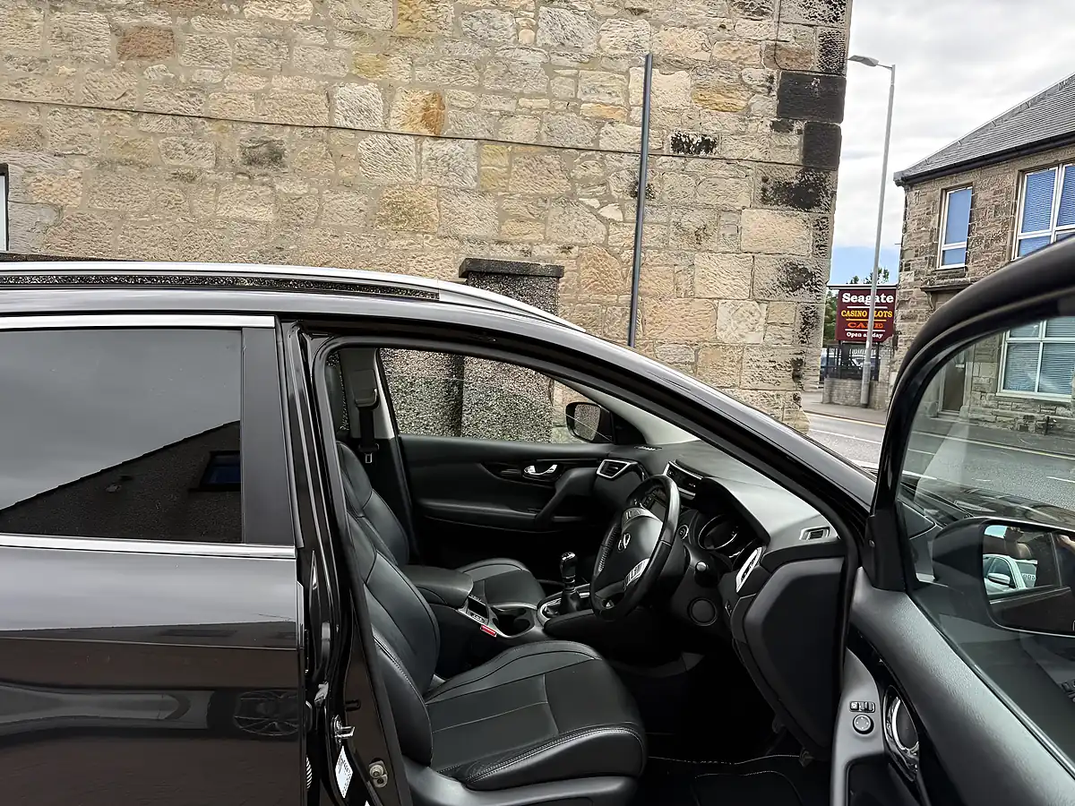Used 2016 Nissan Qashqai Tekna Black - Interior and Exterior details 8