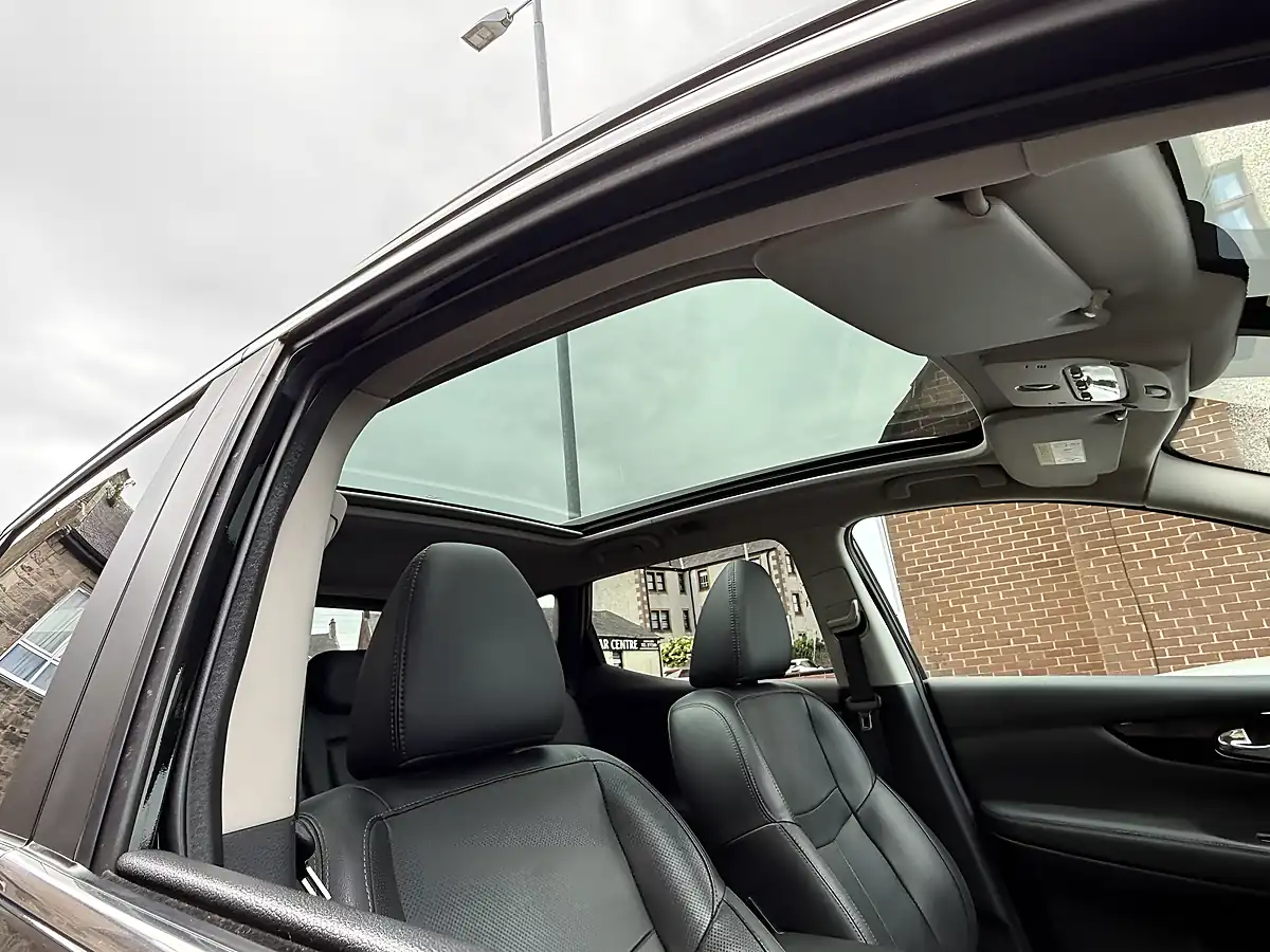 Used 2016 Nissan Qashqai Tekna Black - Interior and Exterior details 9