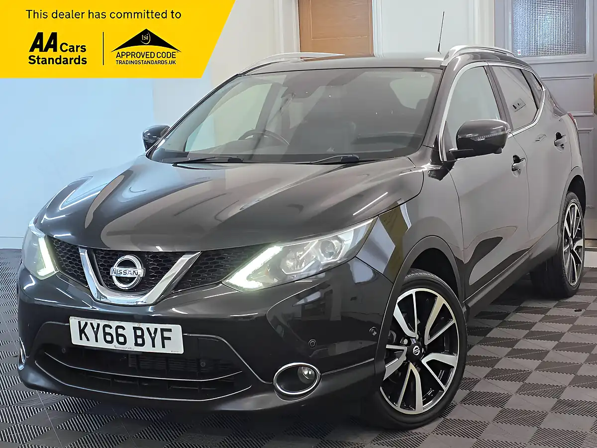 Used 2016 Nissan Qashqai Tekna Black - Front View