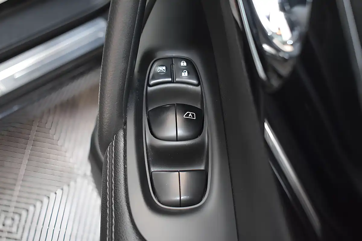 Used 2016 Nissan Qashqai Tekna Black - Interior and Exterior details 20