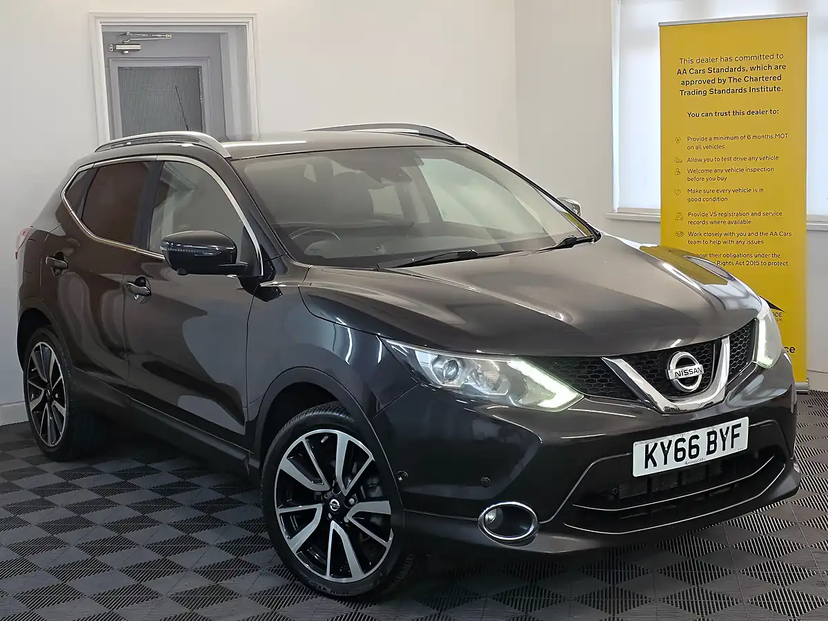 Used 2016 Nissan Qashqai Tekna Black - Interior and Exterior details 3