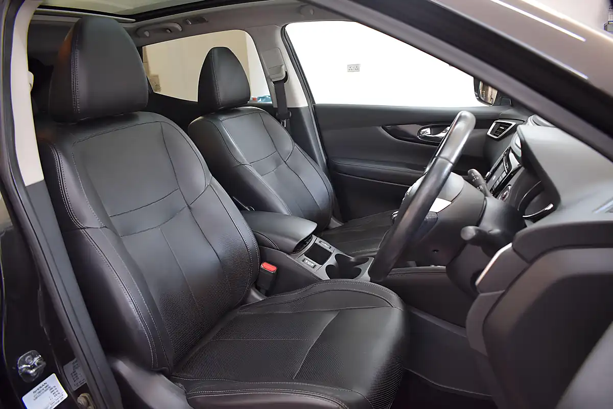 Used 2016 Nissan Qashqai Tekna Black - Interior and Exterior details 9