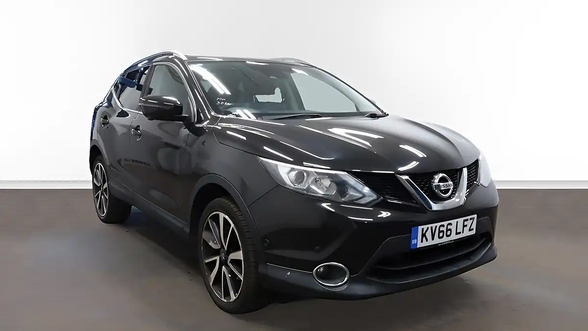 Used 2016 Nissan Qashqai Tekna Black - Front View