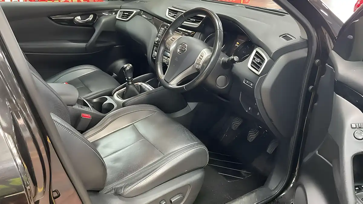 Used 2016 Nissan Qashqai Tekna Black - Interior and Exterior details 10