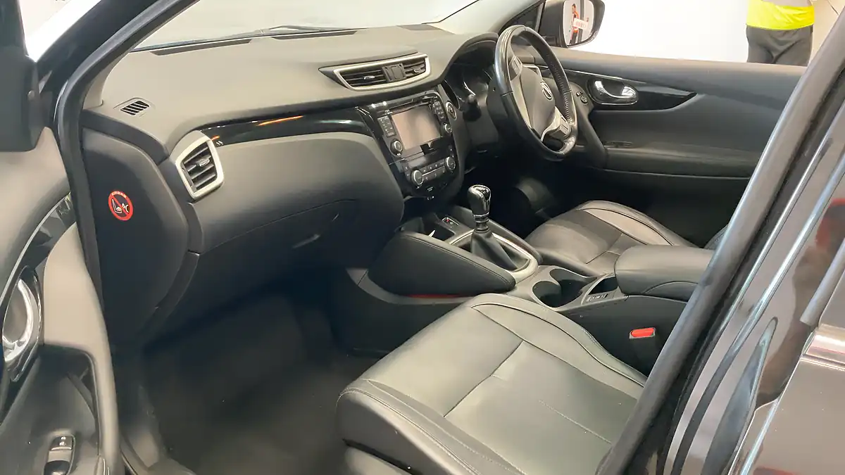 Used 2016 Nissan Qashqai Tekna Black - Interior and Exterior details 5