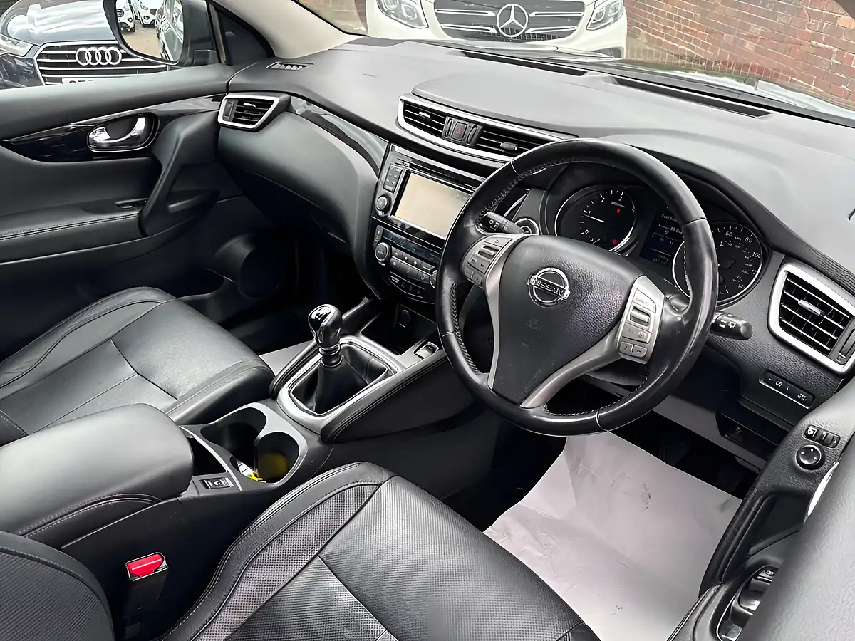 Used 2016 Nissan Qashqai Tekna Black - Interior and Exterior details 10