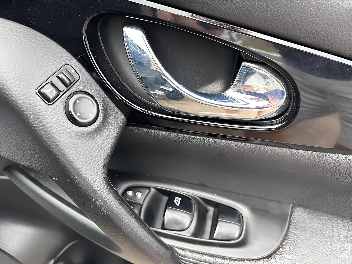 Used 2016 Nissan Qashqai Tekna Black - Interior and Exterior details 12