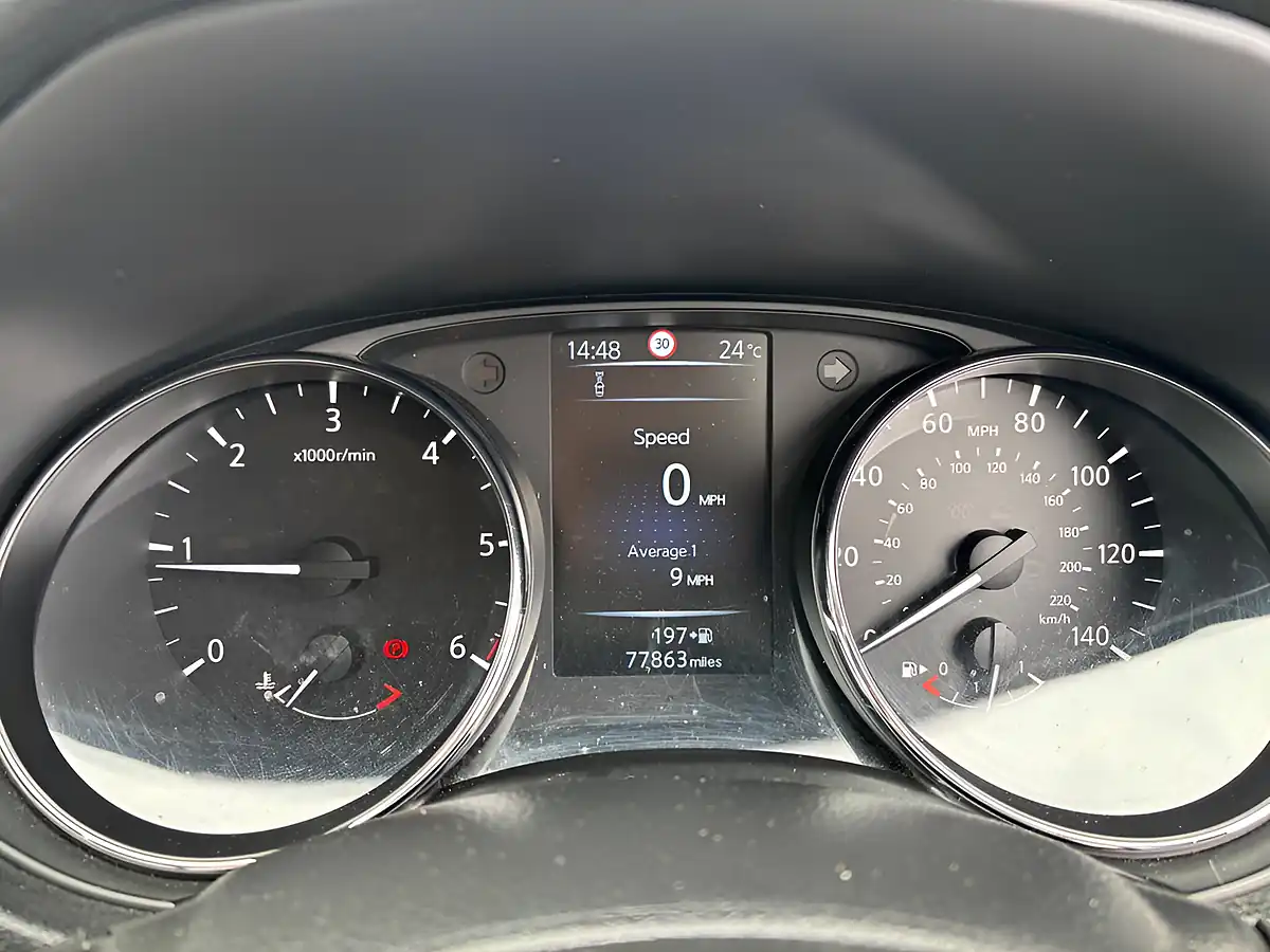 Used 2016 Nissan Qashqai Tekna Black - Interior and Exterior details 16