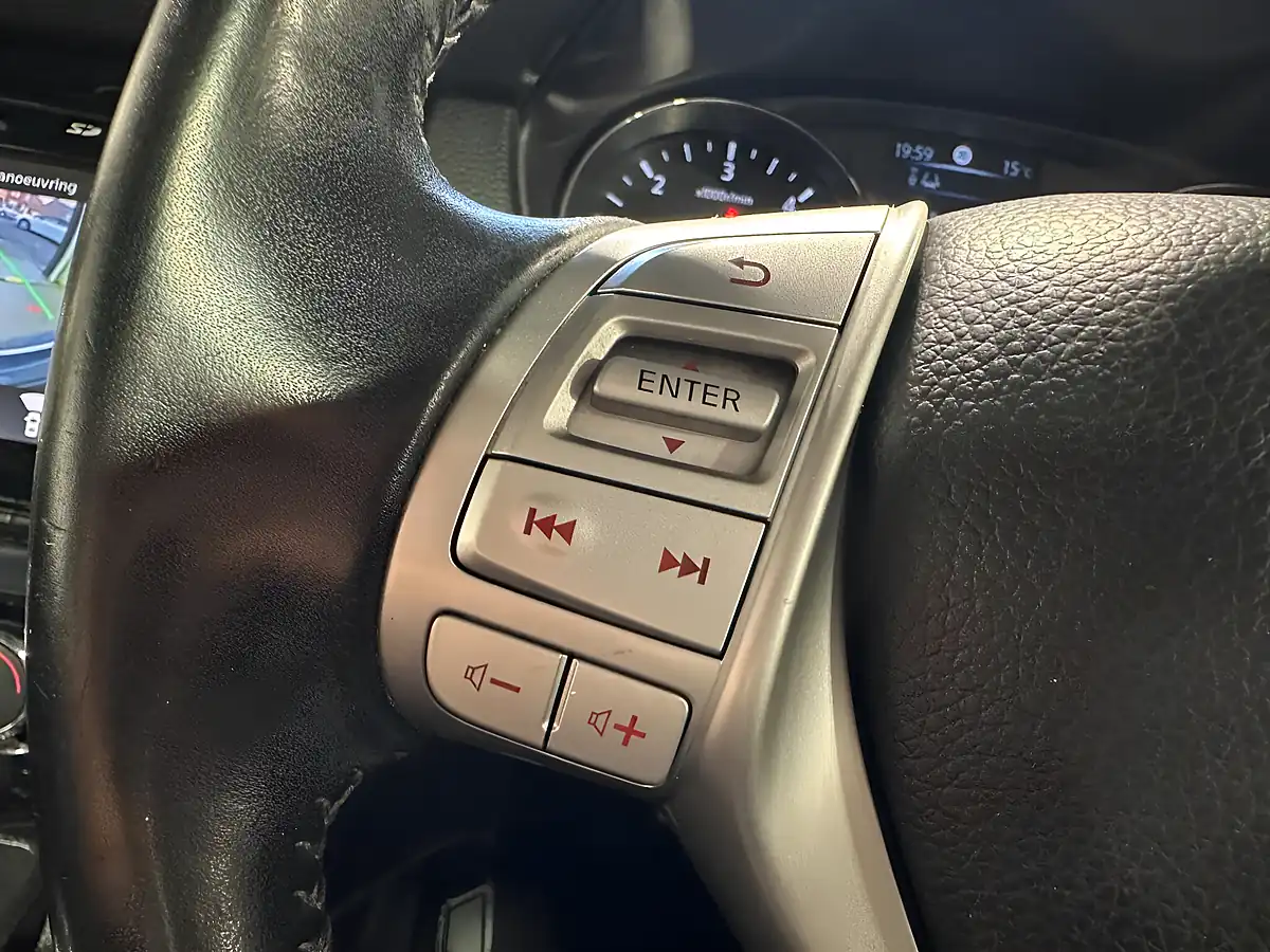Used 2016 Nissan Qashqai Tekna Blue - Interior and Exterior details 16