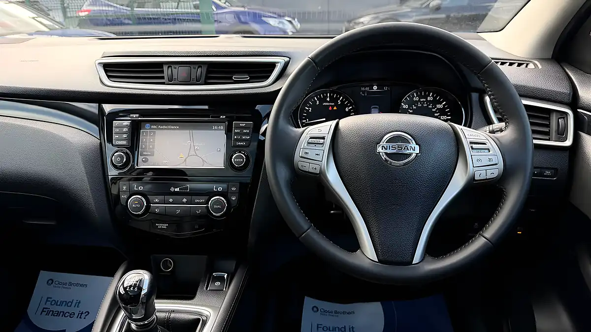 Used 2016 Nissan Qashqai Tekna Blue - Interior and Exterior details 12