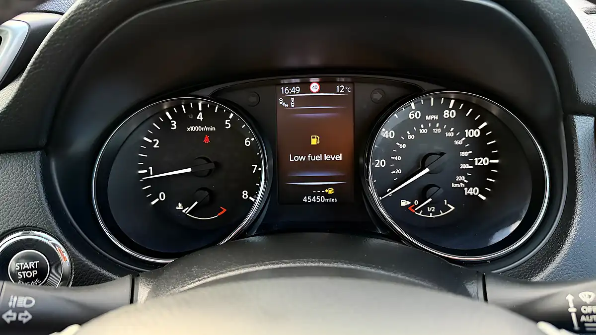 Used 2016 Nissan Qashqai Tekna Blue - Interior and Exterior details 13