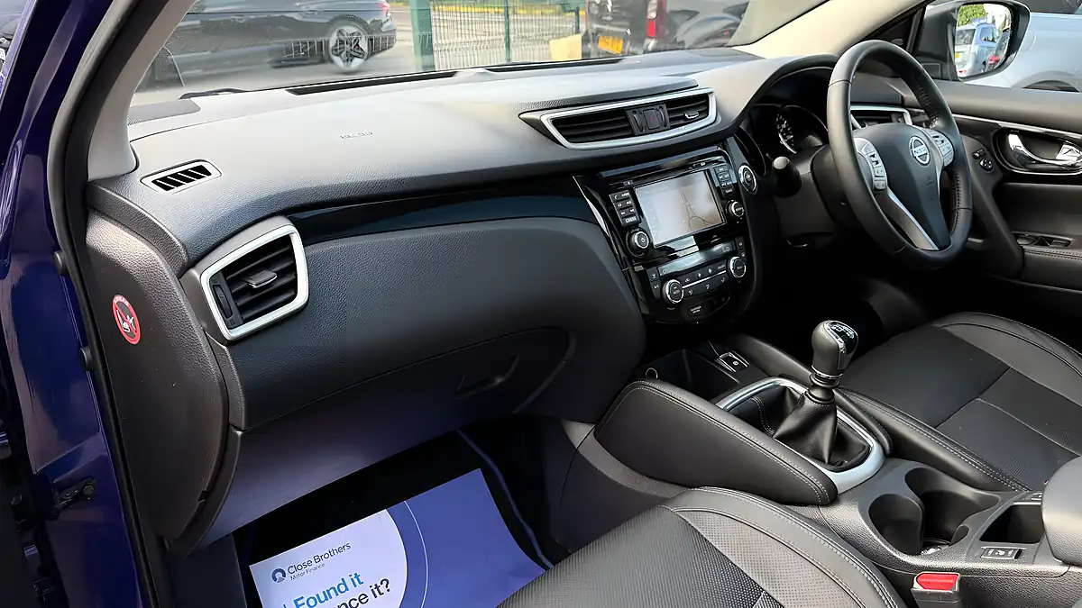 Used 2016 Nissan Qashqai Tekna Blue - Interior and Exterior details 18