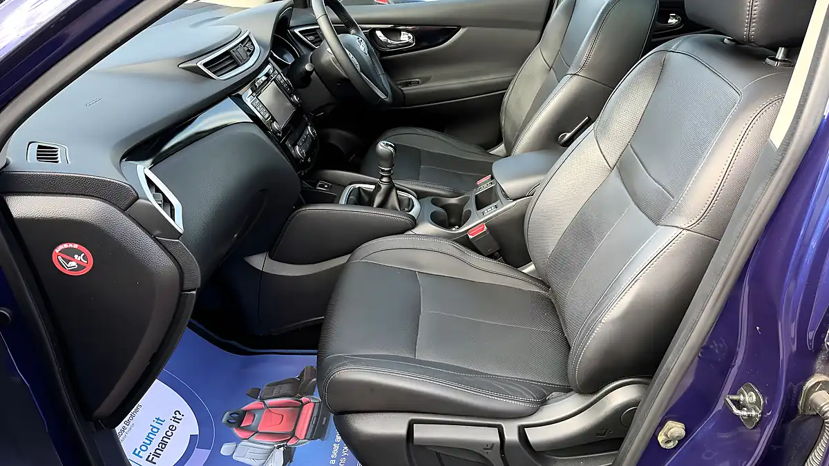 Used 2016 Nissan Qashqai Tekna Blue - Interior and Exterior details 19