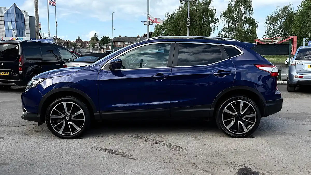 Used 2016 Nissan Qashqai Tekna Blue - Interior and Exterior details 6