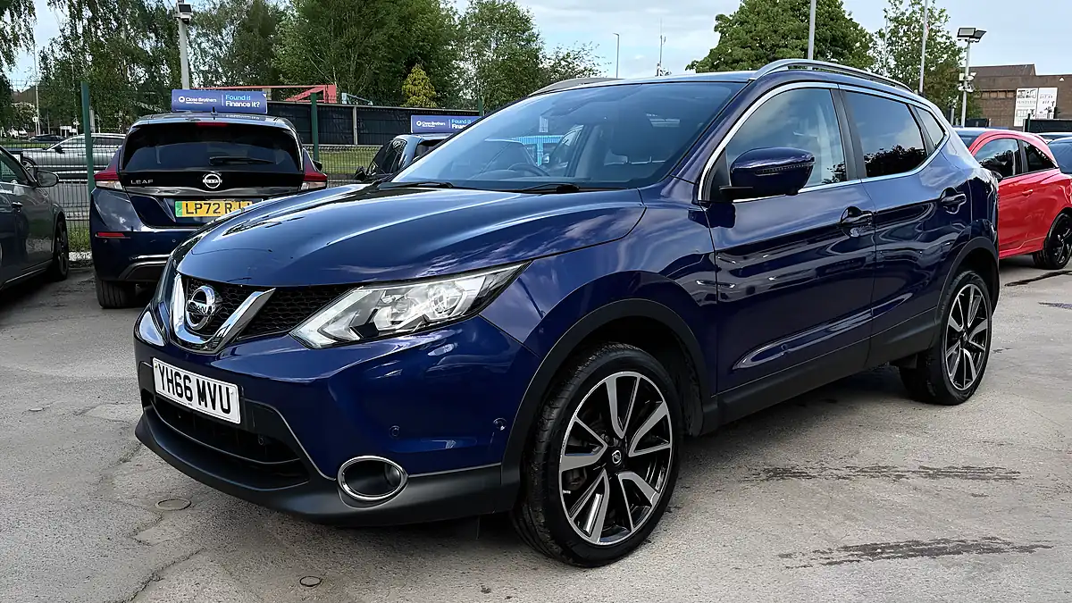 Used 2016 Nissan Qashqai Tekna Blue - Interior and Exterior details 7