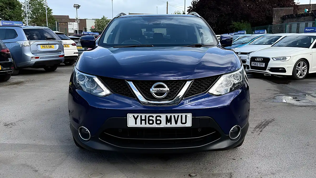 Used 2016 Nissan Qashqai Tekna Blue - Interior and Exterior details 9