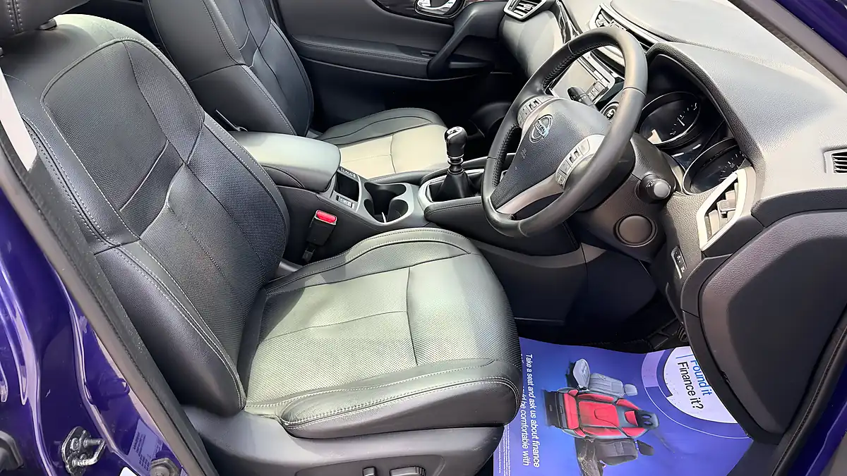 Used 2016 Nissan Qashqai Tekna Blue - Interior and Exterior details 14