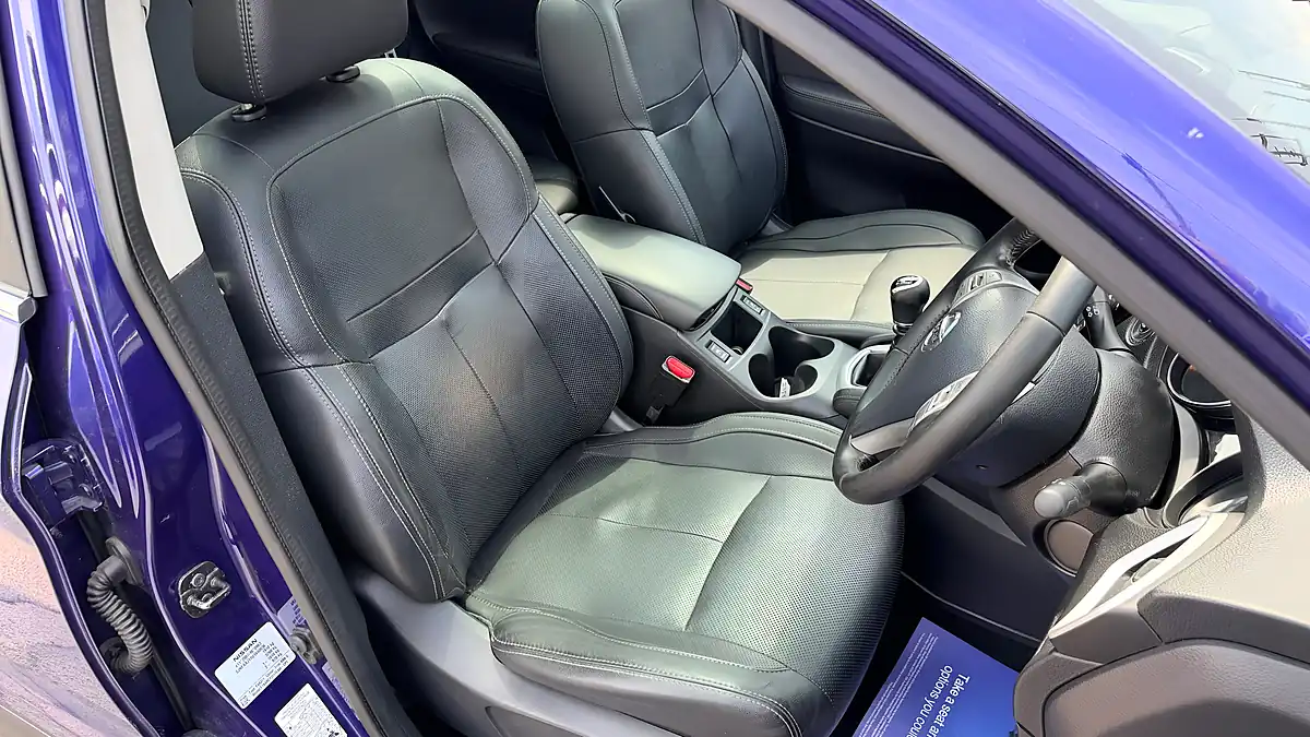 Used 2016 Nissan Qashqai Tekna Blue - Interior and Exterior details 15