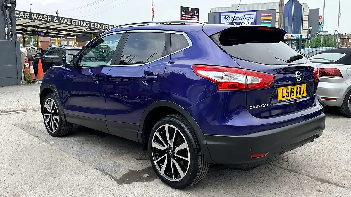 Used 2016 Nissan Qashqai Tekna Blue - Interior and Exterior details 5
