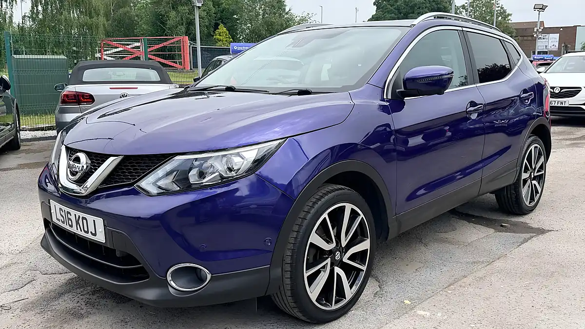 Used 2016 Nissan Qashqai Tekna Blue - Interior and Exterior details 7