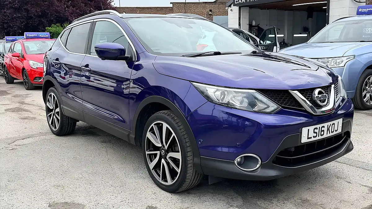 Used 2016 Nissan Qashqai Tekna Blue - Interior and Exterior details 9
