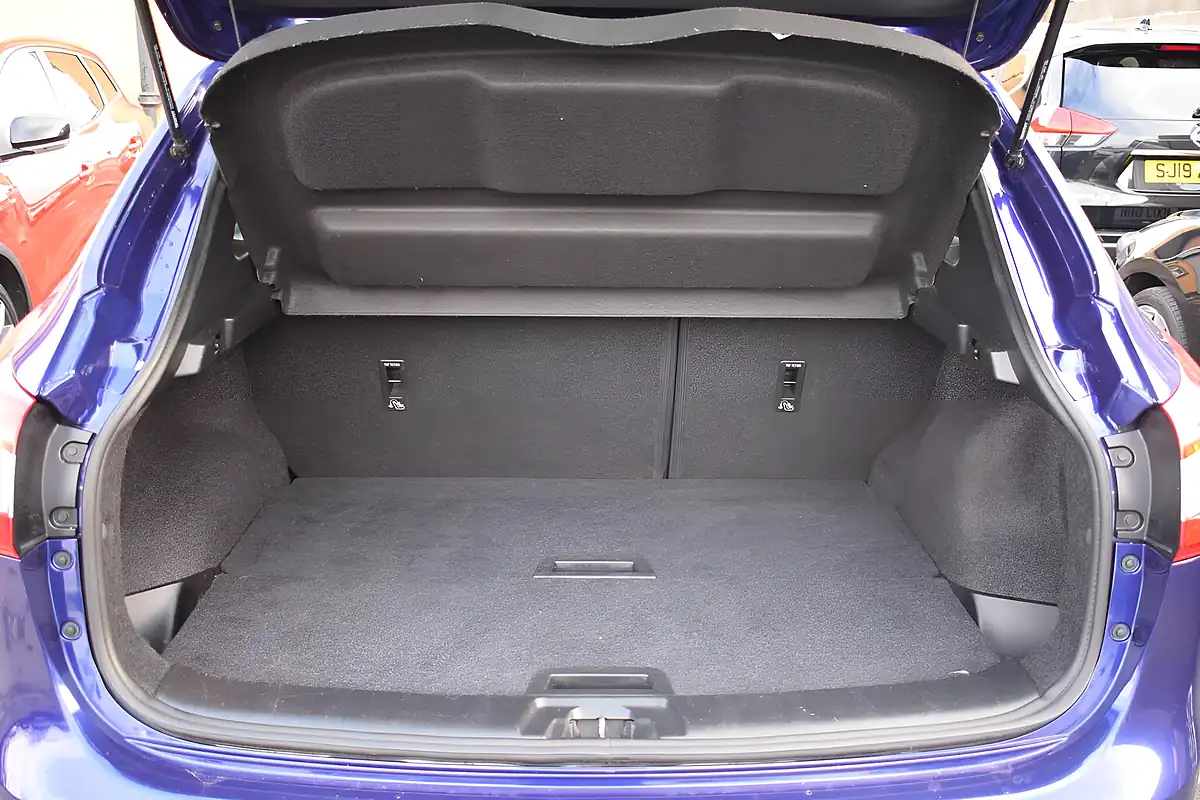 Used 2016 Nissan Qashqai Tekna Blue - Interior and Exterior details 11