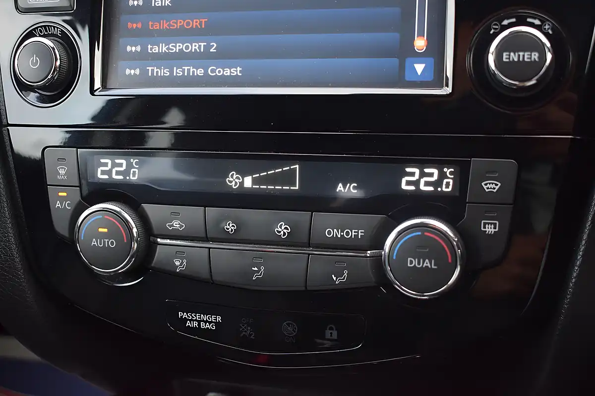 Used 2016 Nissan Qashqai Tekna Blue - Interior and Exterior details 16