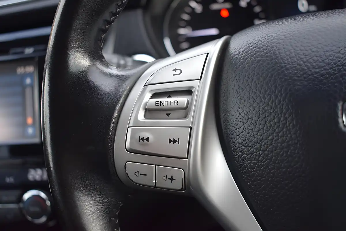 Used 2016 Nissan Qashqai Tekna Blue - Interior and Exterior details 18