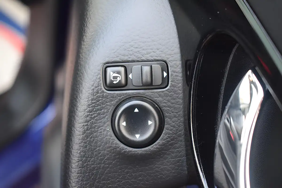 Used 2016 Nissan Qashqai Tekna Blue - Interior and Exterior details 20