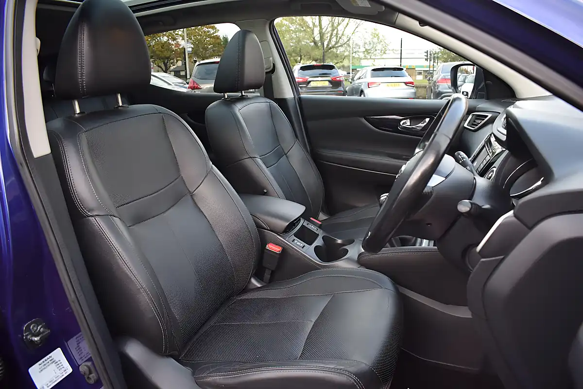 Used 2016 Nissan Qashqai Tekna Blue - Interior and Exterior details 8