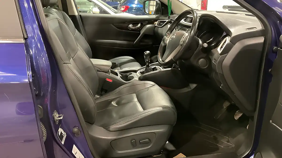 Used 2016 Nissan Qashqai Tekna Blue - Interior and Exterior details 11
