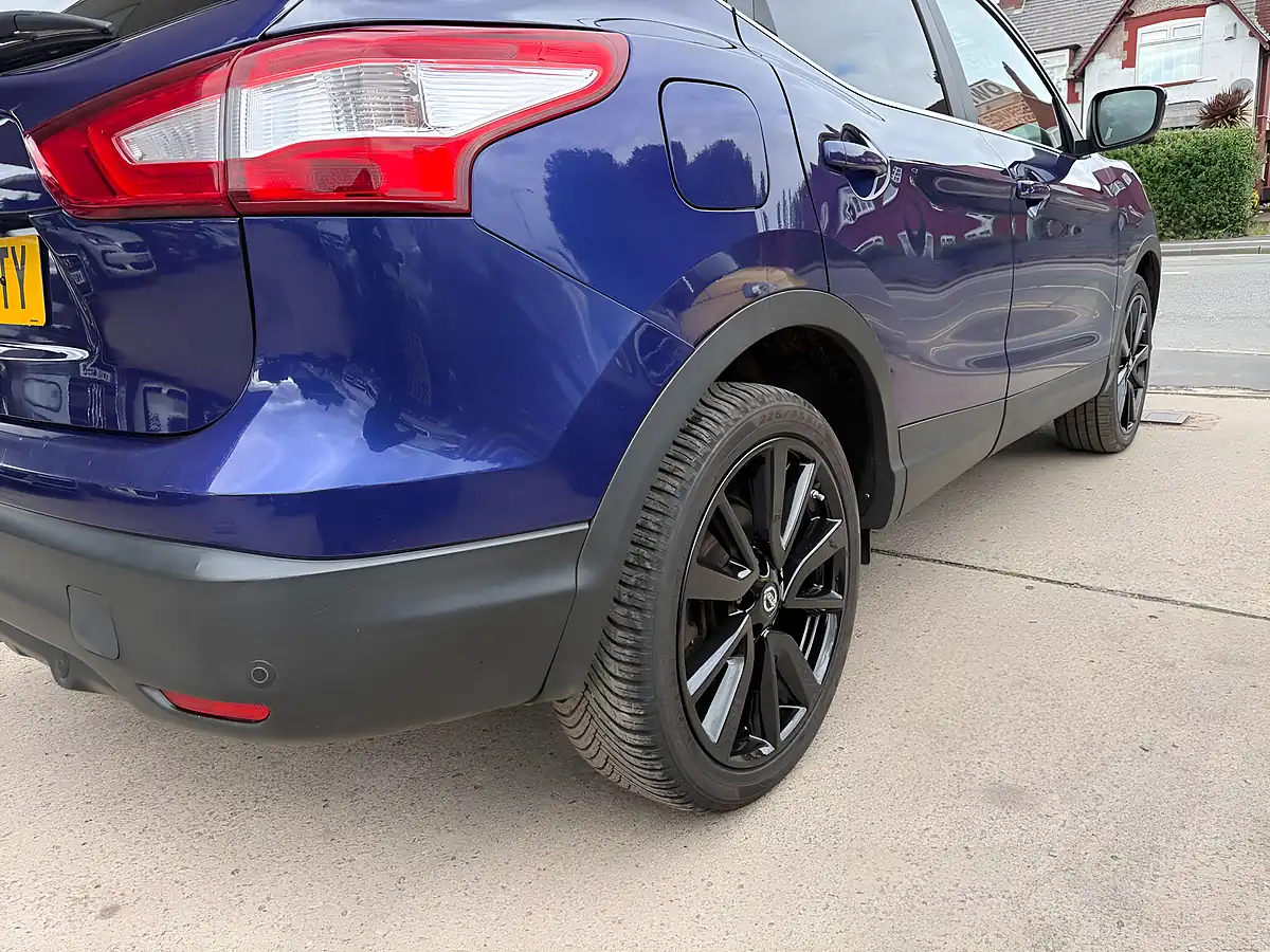 Used 2016 Nissan Qashqai Tekna Blue - Interior and Exterior details 10