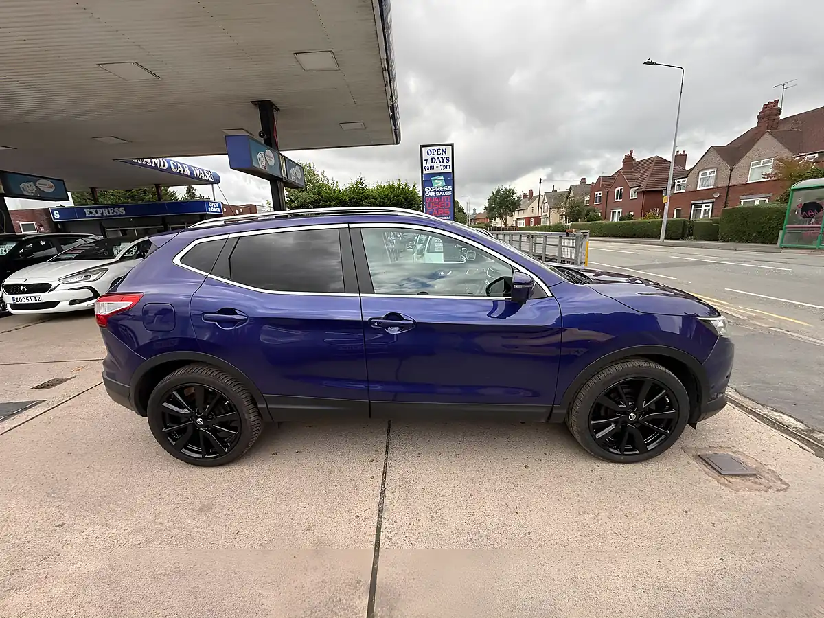 Used 2016 Nissan Qashqai Tekna Blue - Interior and Exterior details 2