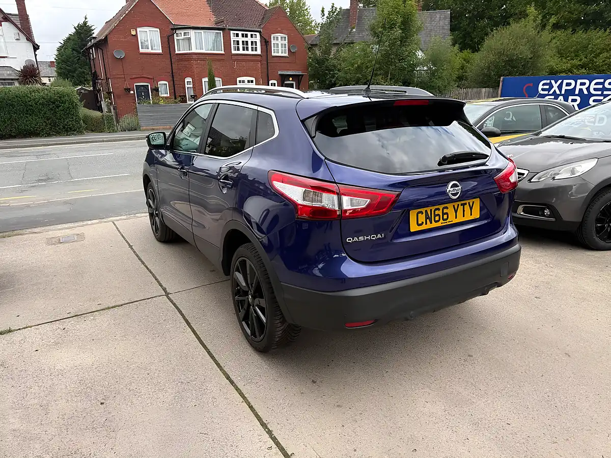 Used 2016 Nissan Qashqai Tekna Blue - Interior and Exterior details 5