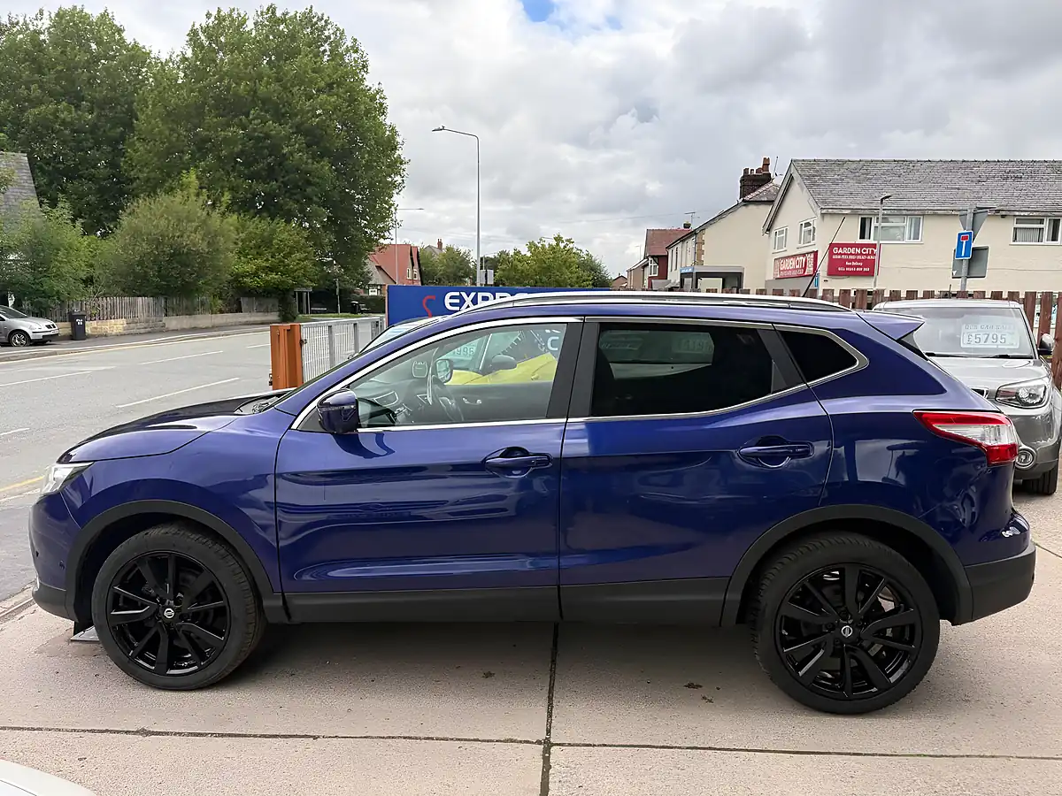 Used 2016 Nissan Qashqai Tekna Blue - Interior and Exterior details 6