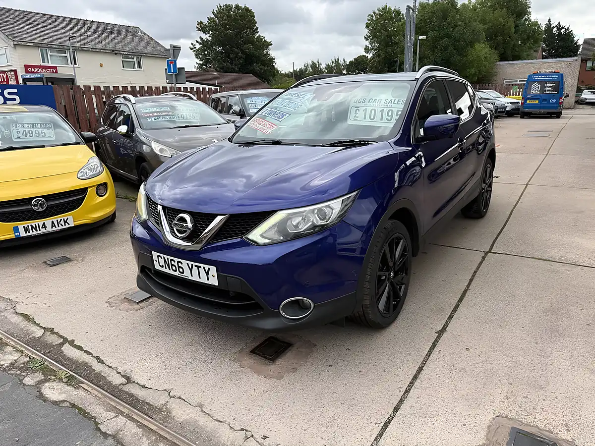 Used 2016 Nissan Qashqai Tekna Blue - Interior and Exterior details 7