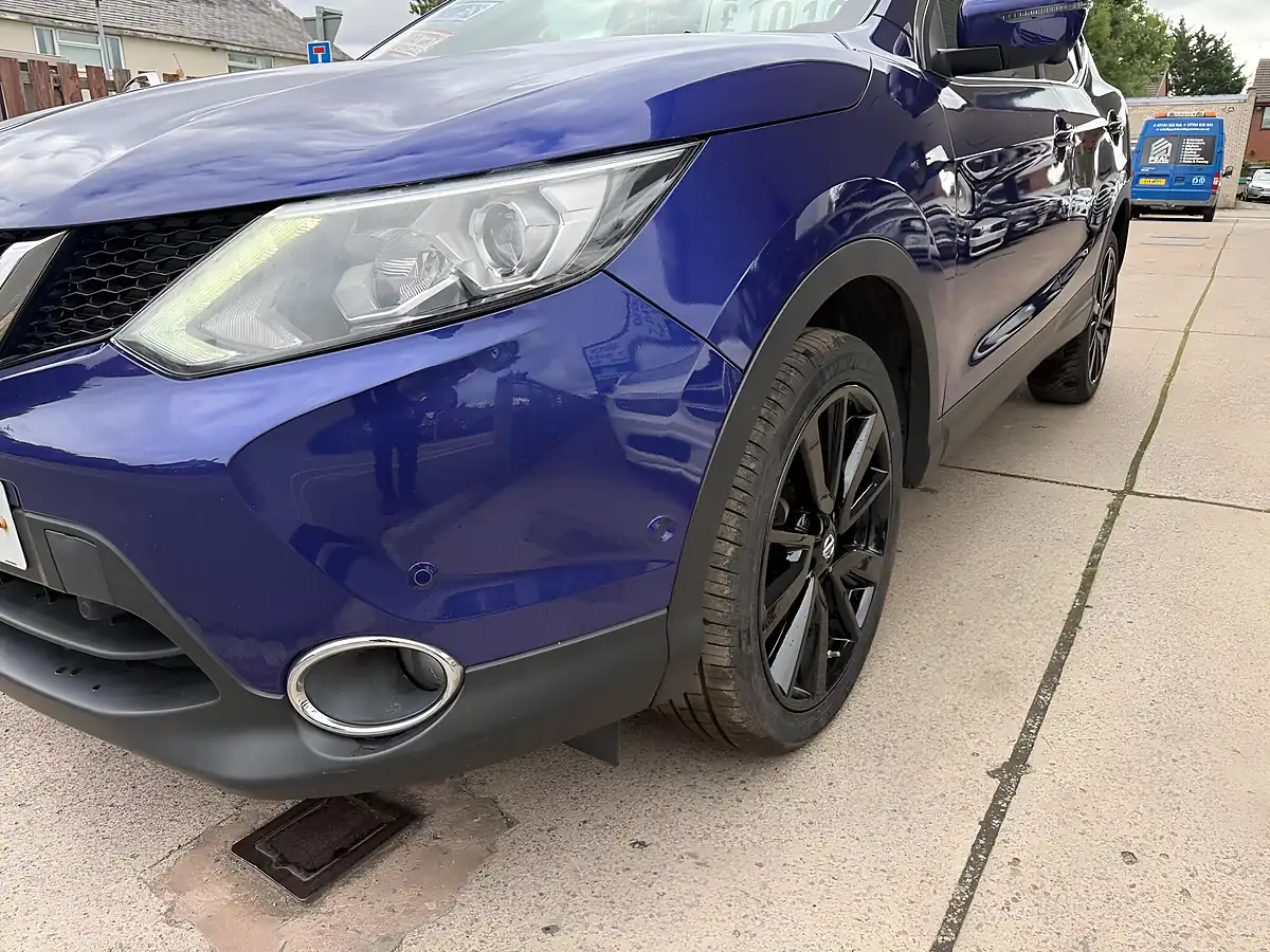 Used 2016 Nissan Qashqai Tekna Blue - Interior and Exterior details 9